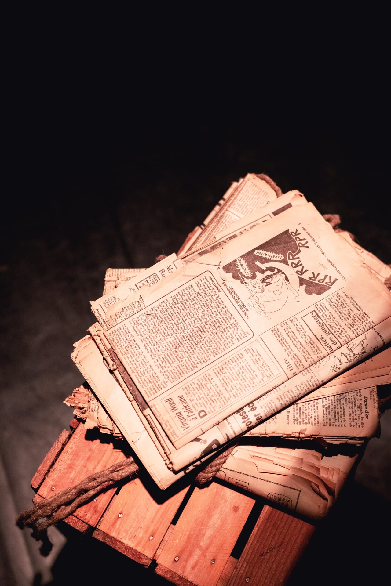 Des journaux d'époque empilés, témoins des rumeurs de 1888