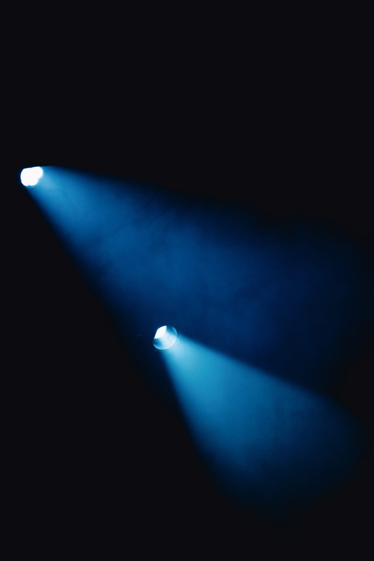 Un faisceau bleu balayant la scène vide, lumière latérale