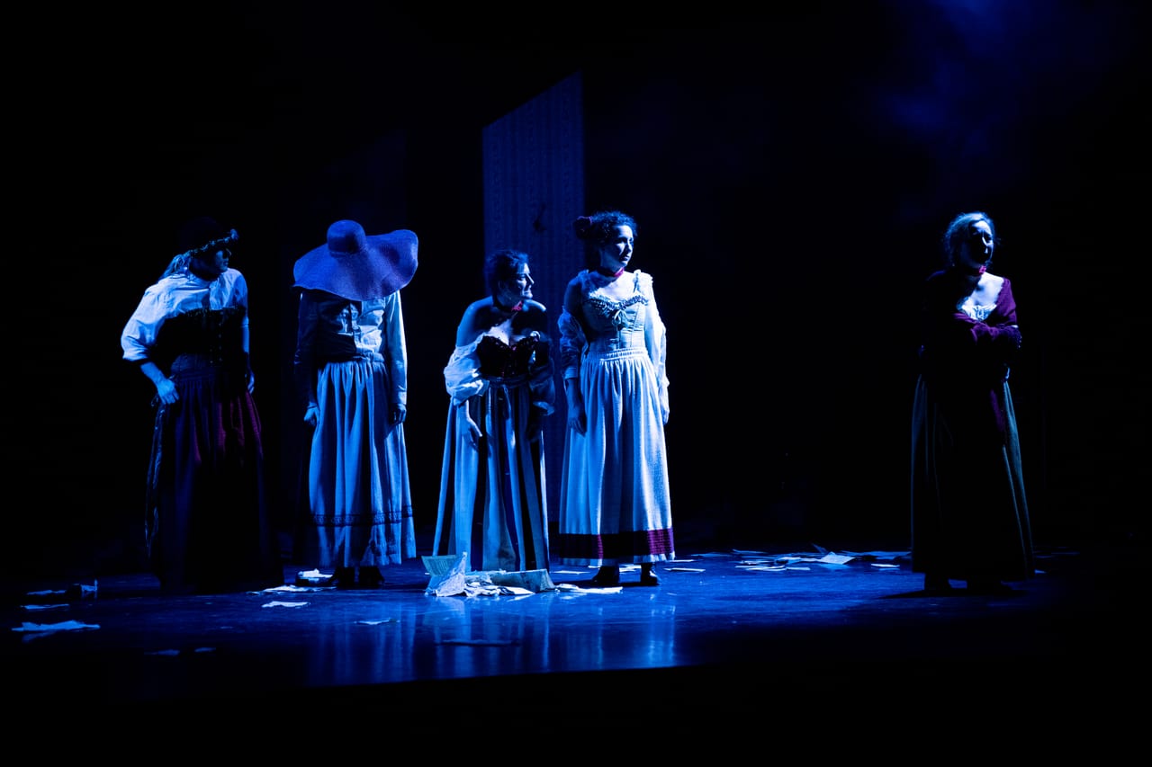 Ensemble de comédiens dans la fumée bleue, en représentation